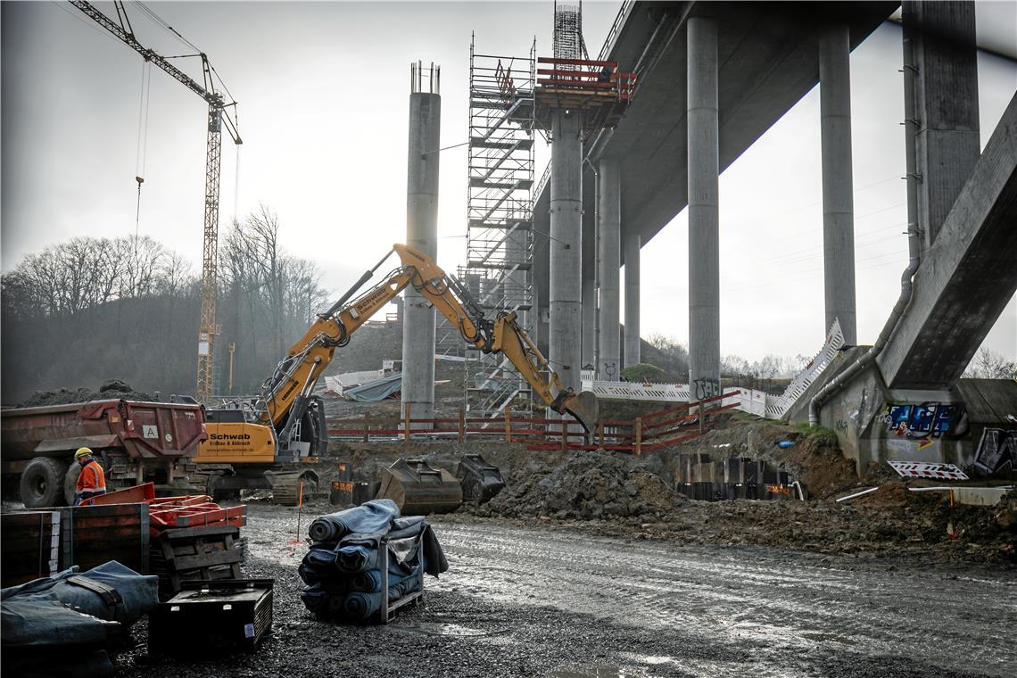 Das zweite Backnanger B-14-Viadukt wächst und wächst Auf der gesamten Länge des neuen Viadukts, das immerhin knapp 395 Meter misst, wird an mehreren Stellen gleichzeitig gearbeitet.
