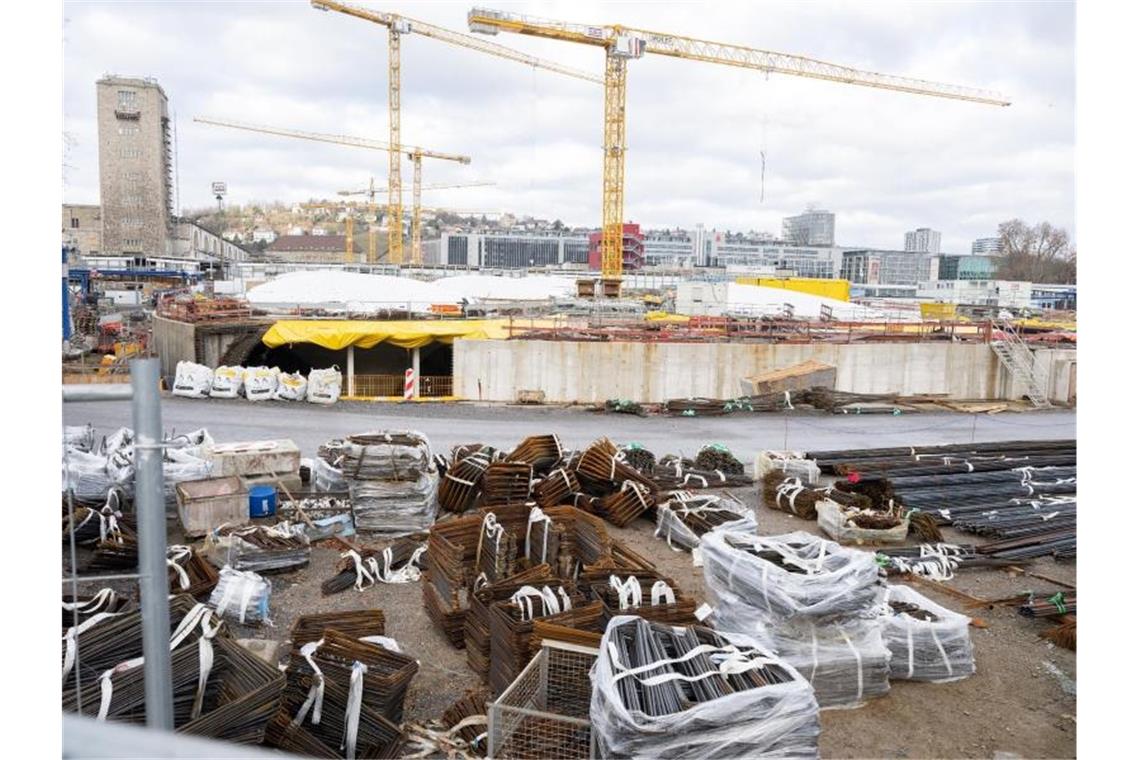 Bahn prüft Kosten für Stuttgart 21 Auf der Großbaustelle des Bahnprojekts Stuttgart 21 liegen Armierungen für Betonarbeiten. Foto: Bernd Weißbrod/dpa
