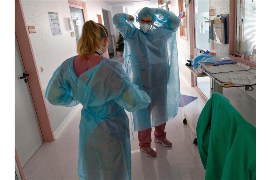 Auf der Intensivstation des Luisenhospitals in Aachen werden Patienten mit Corona-Infektion behandelt. Foto: Henning Kaiser/dpa