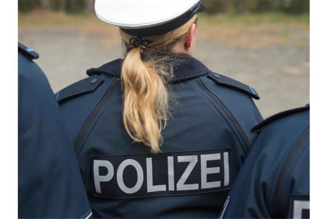 Auf der Jacke einer Auszubildenden ist der Schriftzug „Polizei“ zu sehen. Foto: Stefan Sauer/Archiv
