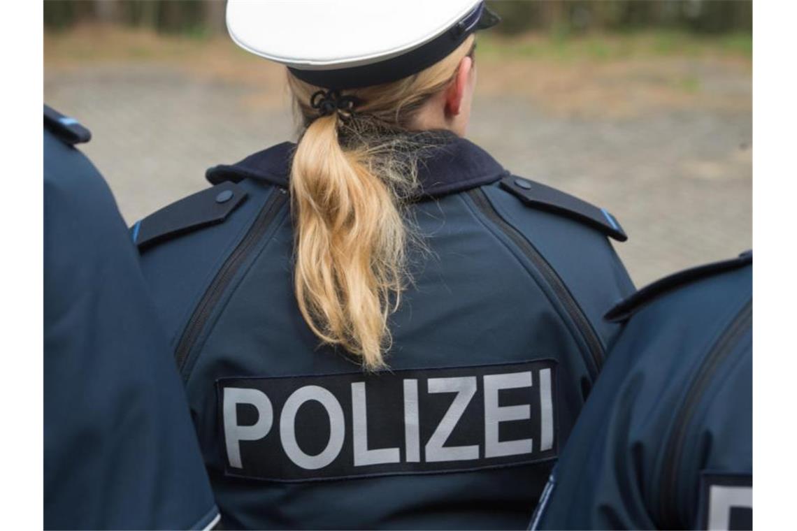 Auf der Jacke einer Auszubildenden ist der Schriftzug „Polizei“ zu sehen. Foto: Stefan Sauer/Archivbild