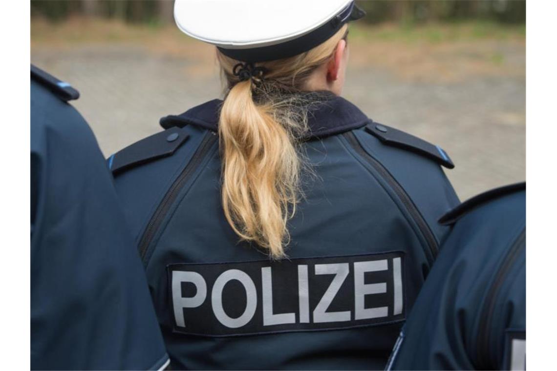 Auf der Jacke einer Auszubildenden ist der Schriftzug „Polizei“ zu sehen. Foto: Stefan Sauer/Archivbild