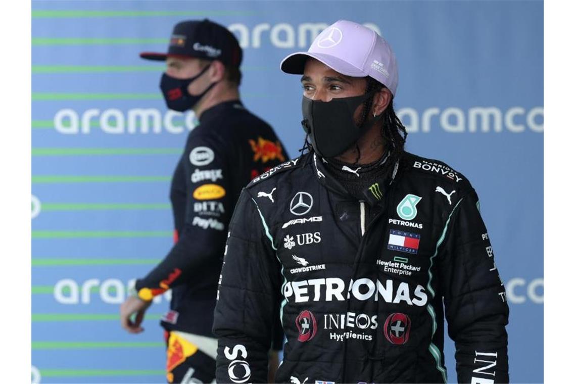 Auf der Jagd nach der Pole in Spa: Mercedes-Pilot Lewis Hamilton (r) und Red-Bull-Fahrer Max Verstappen. Foto: Albert Gea/Pool Reuters/AP/dpa