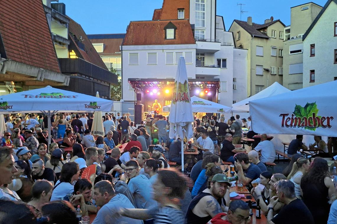 Auf der Jugendmeile ist am Samstagabend eine Menge los. Foto: BKZ