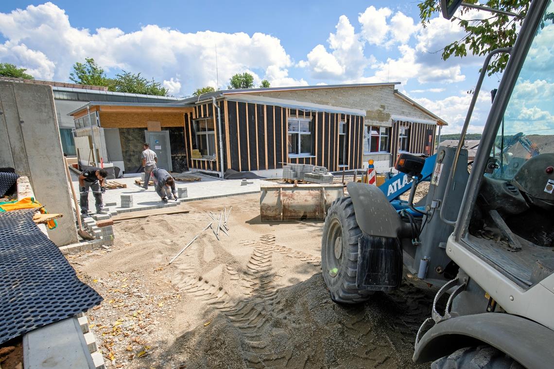 Auf der Kindergartenbaustelle in Kirchberg an der Murr wird derzeit fleißig geschafft und eine ohnehin fällige Sanierung mit erledigt. Fotos: A. Becher.