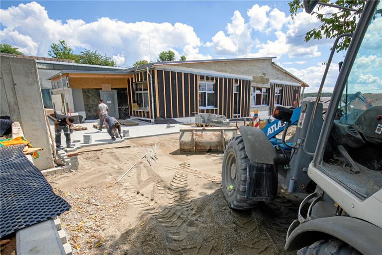 Auf der Kindergartenbaustelle in Kirchberg an der Murr wird derzeit fleißig geschafft und eine ohnehin fällige Sanierung mit erledigt. Fotos: A. Becher.