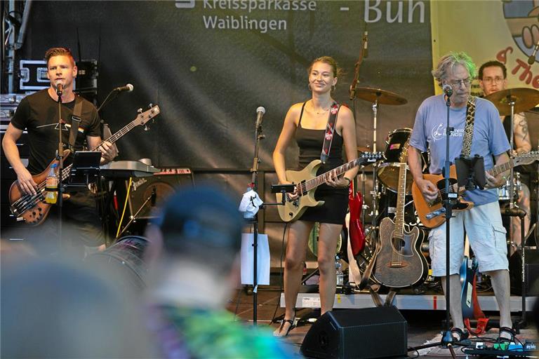 Auf der Kreissparkassen-Bühne im Stiftshof präsentieren „Glory&The Killerpigs“ Blues-, Rock- und Countrysongs. Foto: Alexander Becher