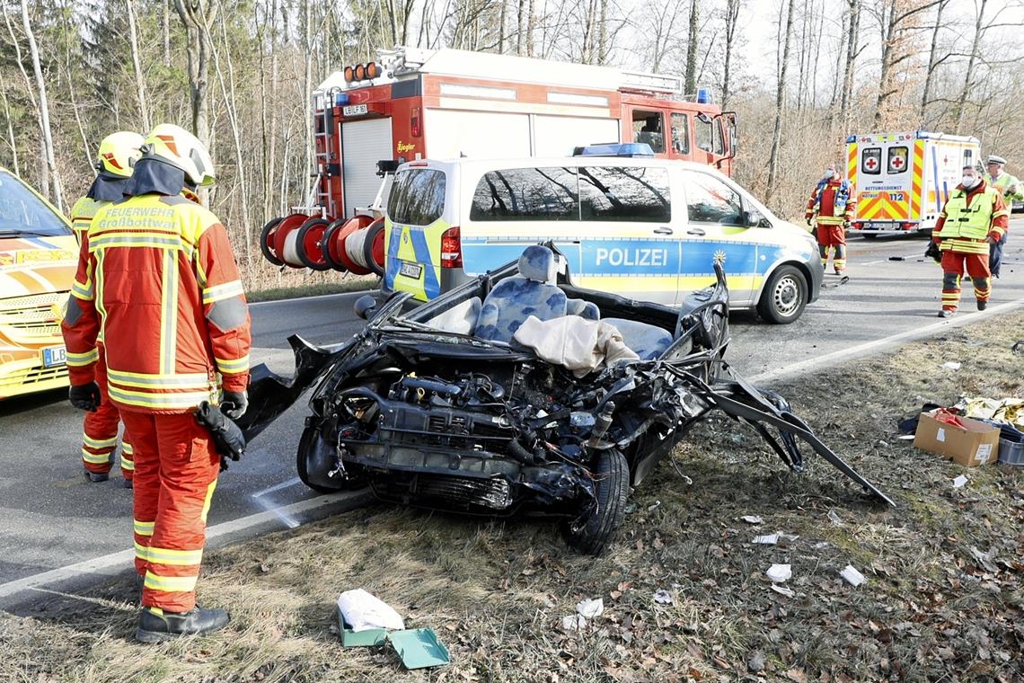 Auf der L 1115 kam es zu einer schweren Kollision. Der Unfallverursacher ist offenbar flüchtig. Foto: KS-Images 