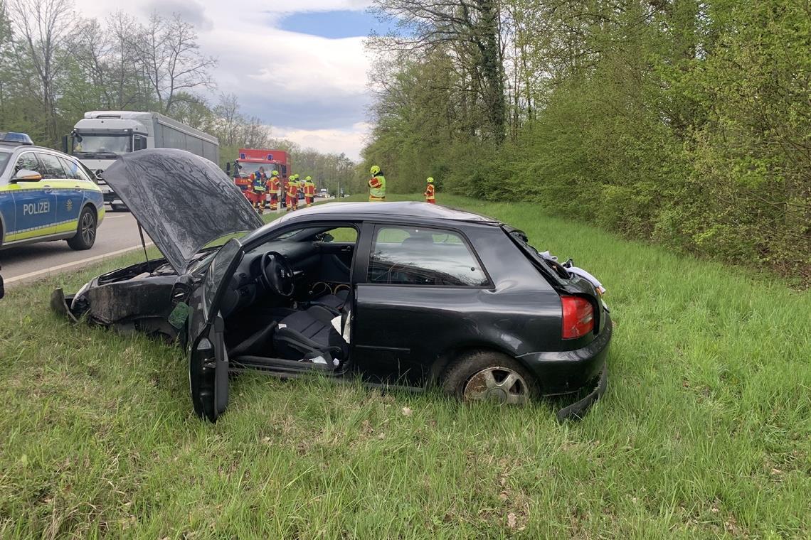 Geschwindigkeit ist die Hauptursache Auf der L1115 zwischen Großbottwar und Aspach bot sich den Einsatzkräften vergangenes Jahr im Mai dieser Anblick. Der Fahrer war flüchtig und hatte zuvor seine Lebensgefährtin in Backnang getötet, wie sich später herausstellte. Foto: SDMG/Hemmann