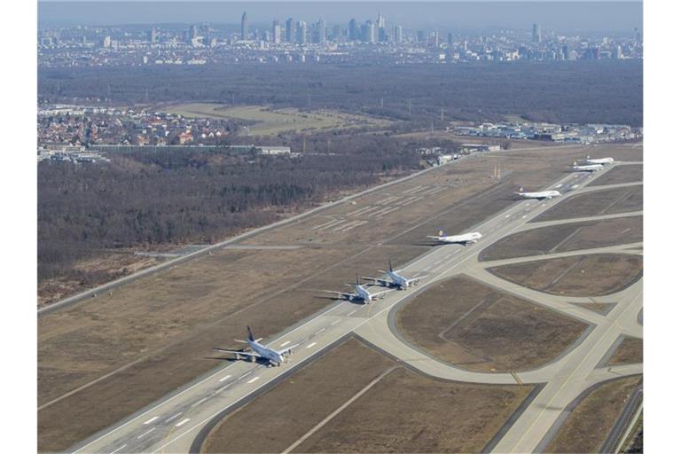 Auf der Landebahn Nordwest wurden in der Corona-Krise Flugzeuge abgestellt. Foto: Vasco Garcia/dpa