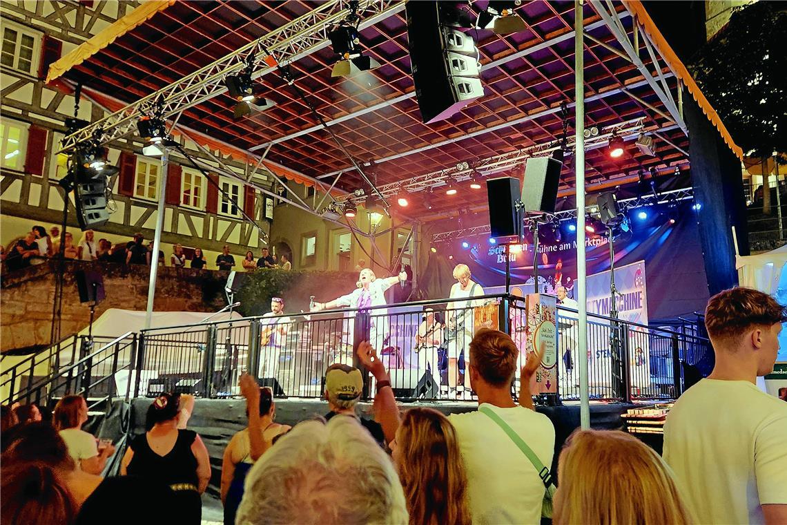 Der Live-Blog zum 53. Backnanger Straßenfest: Mit dem Zapfenstreich klingt das Fest aus Auf der Marktplatzbühne macht Partymaschine Stimmung. Foto: privat