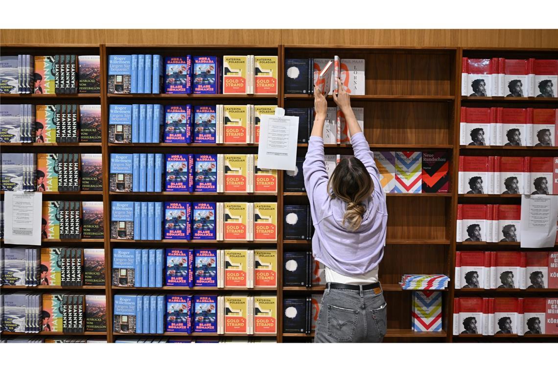 Frankfurter Buchmesse startet im Spannungsfeld der Emotionen Auf der Messe wird eingeräumt.