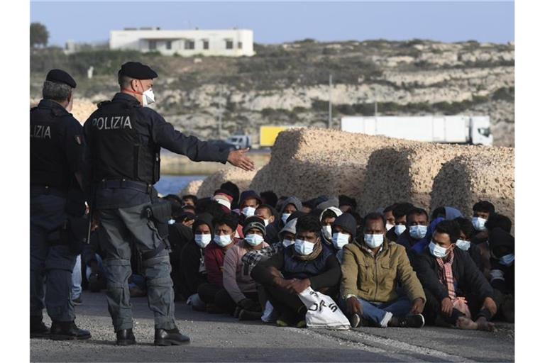 Auf der Mittelmeerinsel Lampedusa sind innerhalb kurzer Zeit mehr als 2000 Migranten angekommen. Foto: Salvatore Cavalli/AP/dpa
