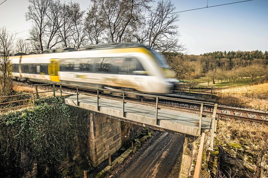 Auf der Murrbahn steht ab Backnang nur ein Gleis zur Verfügung. Wenn die Züge Verspätung haben, muss der Verkehr aus der Gegenrichtung warten und verspätet sich so selbst. Foto: A. Becher