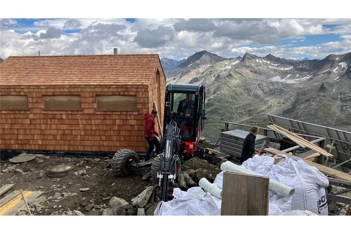 Auf der Neuen Prager Hütte gehts aufs Örtchen künftig wieder raus aus der warmen Hütte rüber zum Toilettenhäusl - noch ist das Baustelle.