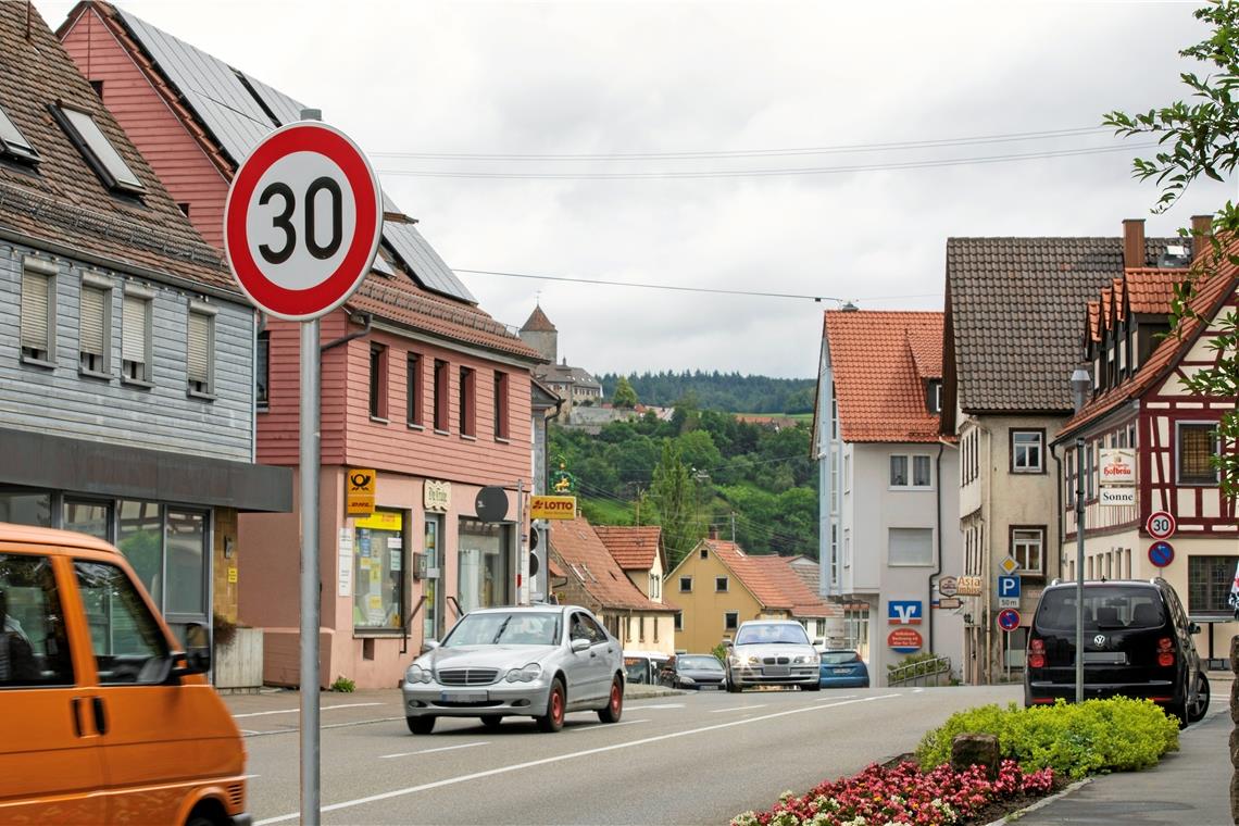 Auf der Ortsdurchfahrt in Oppenweiler gilt inzwischen Tempo 30. Das Feedback der lärmgeplagten Anwohner ist laut Bürgermeister positiv. Sie nähmen eine merkliche Verkehrsberuhigung wahr. Foto: A. Becher