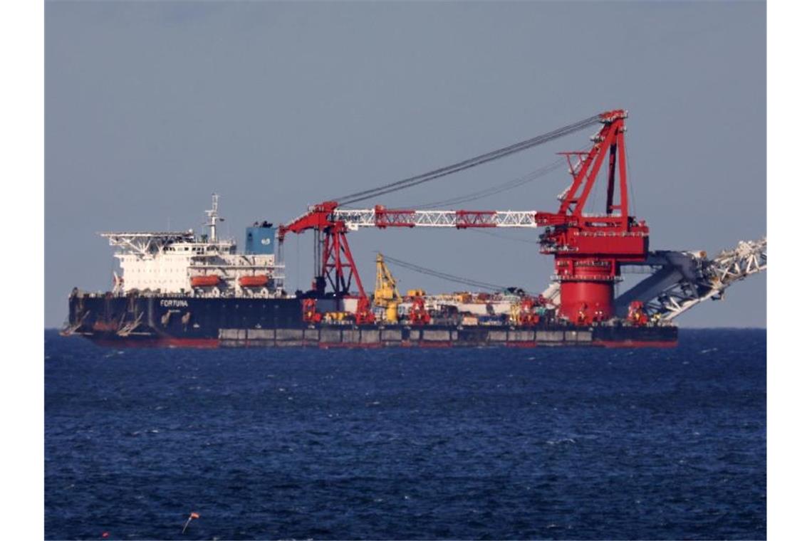 Frankreich befürwortet Stopp von Nord Stream 2 Auf der Ostsee liegt das russische Verlegeschiff "Fortuna" auf Reede vor dem Seehafen Rostock. Foto: Bernd Wüstneck/dpa-Zentralbild/dpa