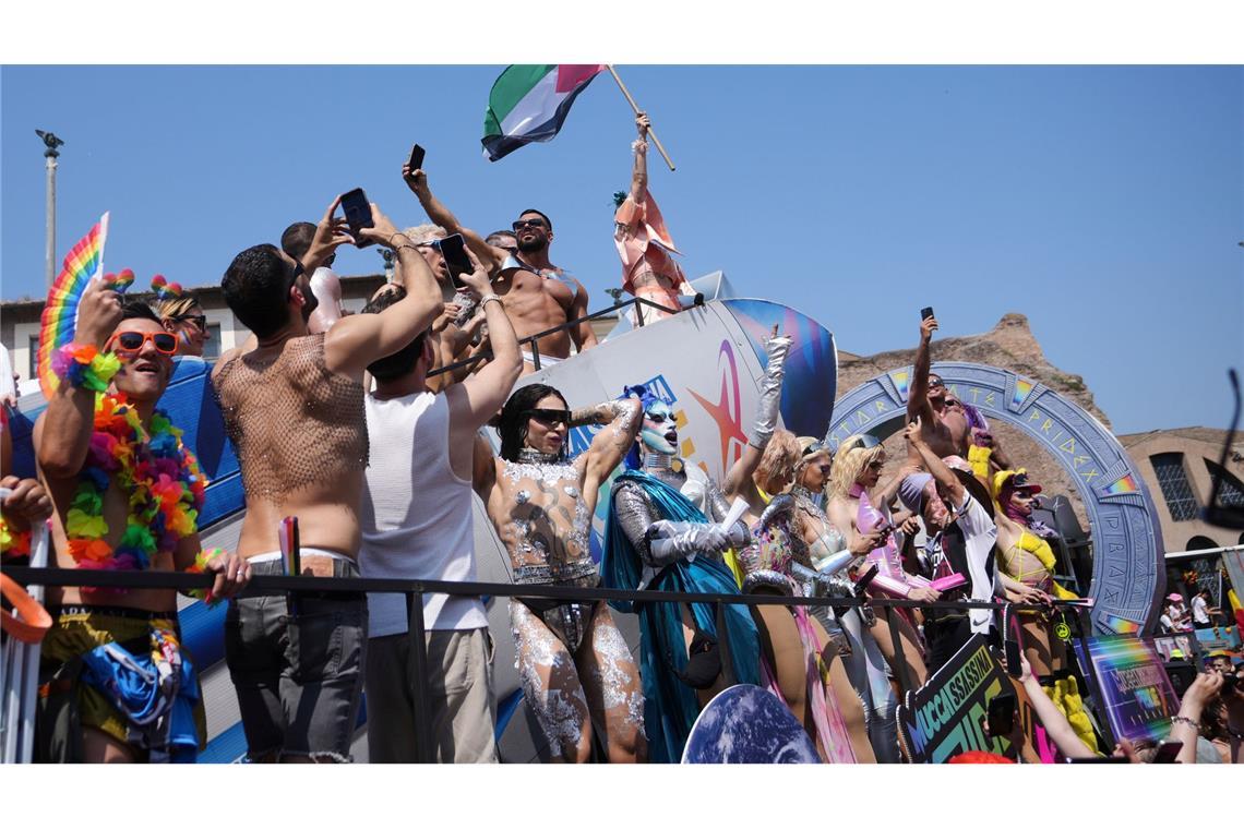 Hitze, Musik, Politik: Tausende feiern Pride-Parade in Rom Auf der Parade wurden auch politische Botschaften verbreitet.
