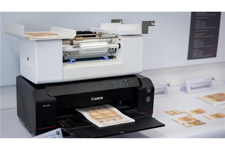 Auf der Pressekonferenz hat die Polizei einige Beweismittel aus der Fälscher-Werkstatt aufgebaut, darunter einen von 13 Druckern.