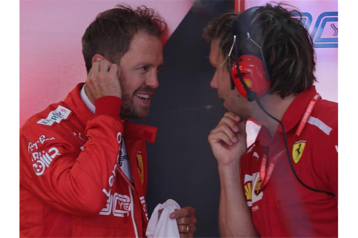 Von Kühen und Schneegipfeln: Vettel braucht ein Hoch Auf der Rennstrecke von Spielberg in Österreich konnte Sebastian Vettel (l) noch nie gewinnen. Foto: Photo4/Lapresse/Lapresse via ZUMA Press