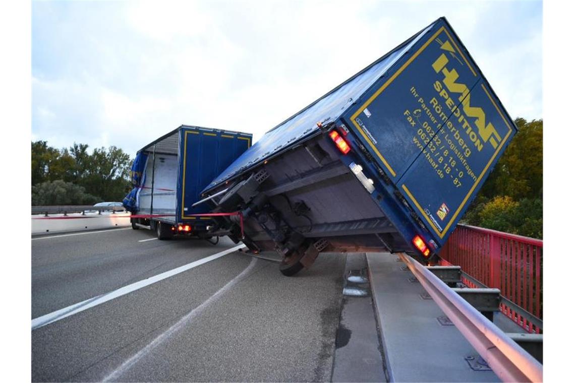 Umgekippter Anhänger blockiert Rheinbrücke Speyer Auf der Rheinbrücke steht ein Lastwagen quer. Foto: Rene Priebe/Pr-Video/dpa
