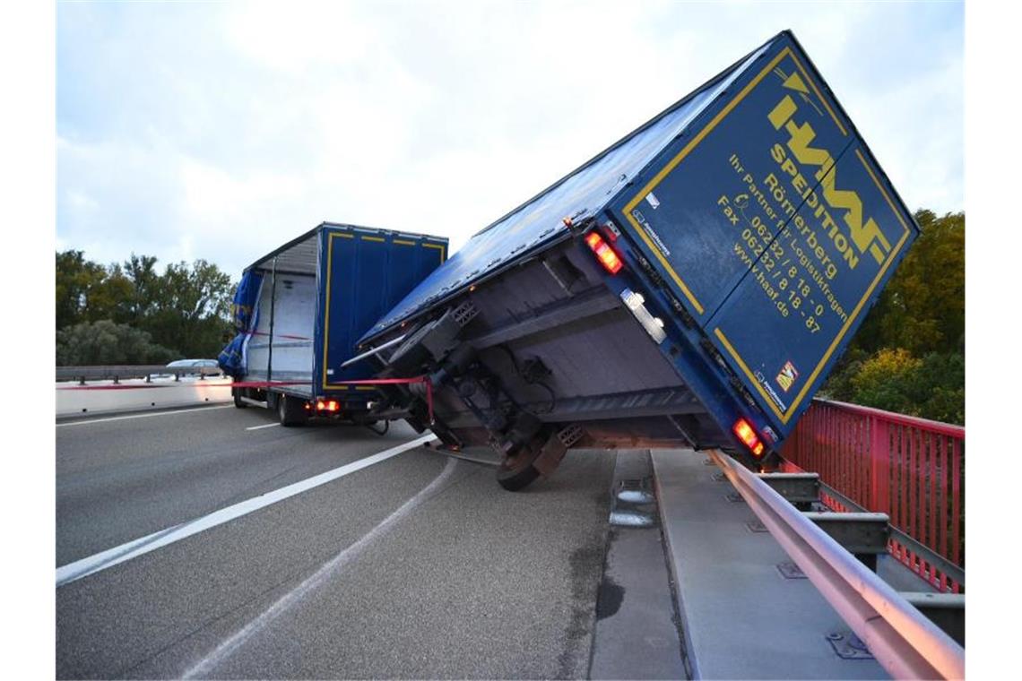 Auf der Rheinbrücke steht ein Lastwagen quer. Foto: Rene Priebe/Pr-Video/dpa