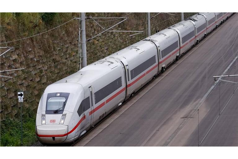 Auf der Rheintalbahn kommt es am Morgen aufgrund eines Notarzteinsatzes zu Einschränkungen. (Symbolbild)
