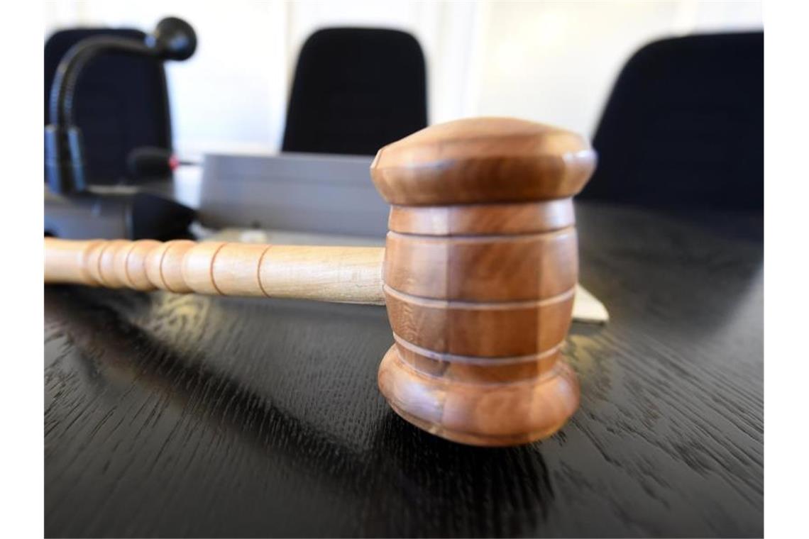 Anklage gegen 27-Jährigen wegen Drogenhandels erhoben Auf der Richterbank liegt am ein Richterhammer aus Holz. Foto: Uli Deck/dpa/Illustration/Archivbild