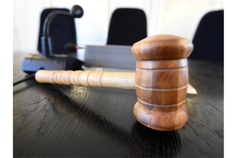 Auf der Richterbank liegt ein Richterhammer aus Holz. Foto: Uli Deck/dpa/Symbolbild