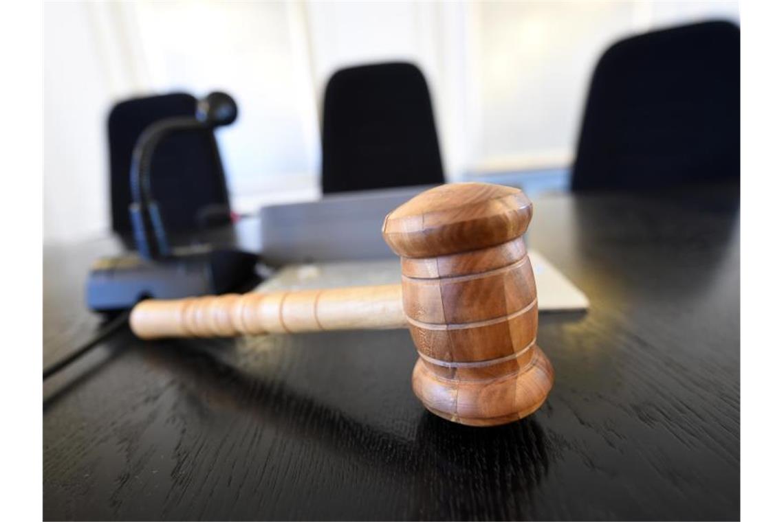 Gericht: Wertung von Polizeiflucht wie illegales Autorennen Auf der Richterbank liegt ein Richterhammer. Foto: Uli Deck/Archiv