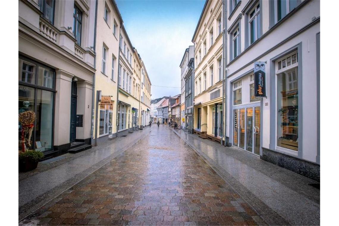 Auf der Schmiedestraße in der Schweriner Innenstadt sind wegen des Lockdowns nur wenige Menschen unterwegs. Foto: Jens Büttner/dpa-Zentralbild/dpa