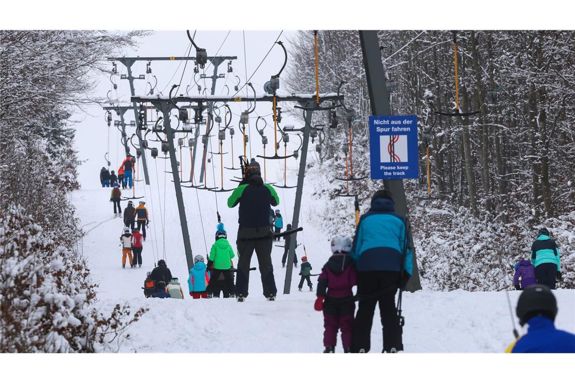 Saisonstart im Blick: Was bieten Skiregionen ihren Gästen? Auf der Schwäbischen Alb gibt es rund 70 Skilifte. (Archivbild)