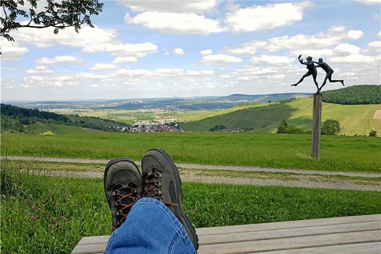 Auf der Skulpturenallee bei Weinstadt begrüßen zehn bronzene Paare die Wanderer. Foto: Remstal Tourismus