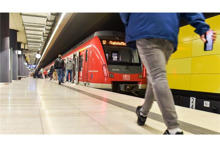 Auf der Stammstrecke im S-Bahn-Tunnel werden neue Gleise verlegt.
