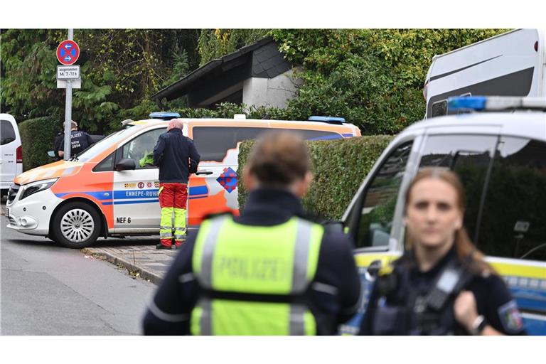Auf der Straße läuft ein größerer Polizeieinsatz.