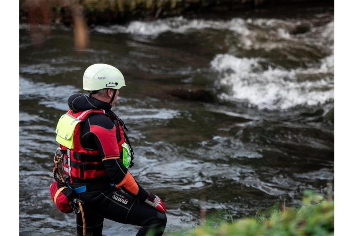 Auf der Suche nach der Zehnjährigen: Polizeitaucher am Fluss Hönne. Foto: Fabian Strauch/dpa