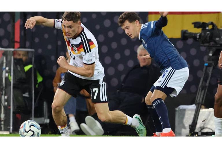 Auf der Suche nach einer Lücke: Florian Wirtz (links) läuft hier dem Griechen Konstantinos Karetsas davon. Ansonsten wirkte der Nationalspieler aber in einigen Szenen zögerlich.