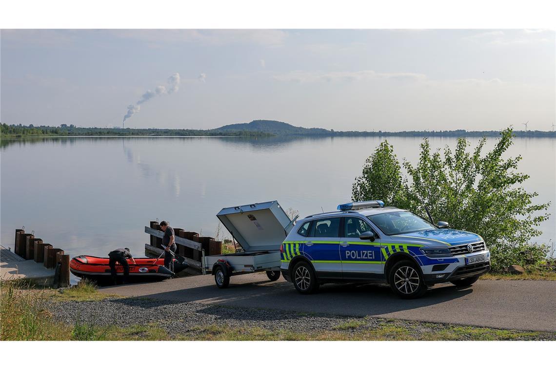 Bilder des Tages Auf der Suche nach einer möglichen Großkatze bereitet die Polizisten am Geiseltalsee in Sachsen-Anhalt einen Einsatz vor, nachdem am Vorabend eine Warnmeldung über die Notfall-App NINA verbreitet worden war.