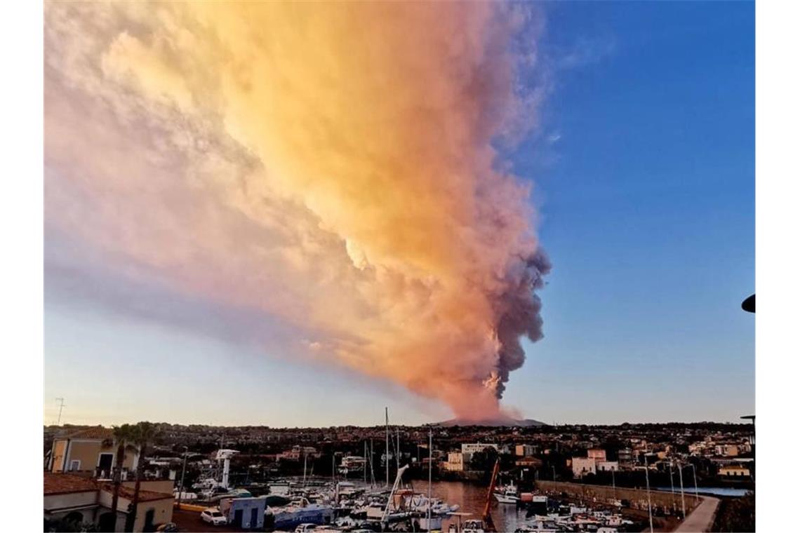 Naturschauspiel Ätna: „Als ob eine Bombe explodiert“ Auf der süditalienischen Insel Sizilien hat der Ätna spektakulär Feuer und Asche gespuckt. Foto: Davide Anastasi/LaPresse/AP/dpa