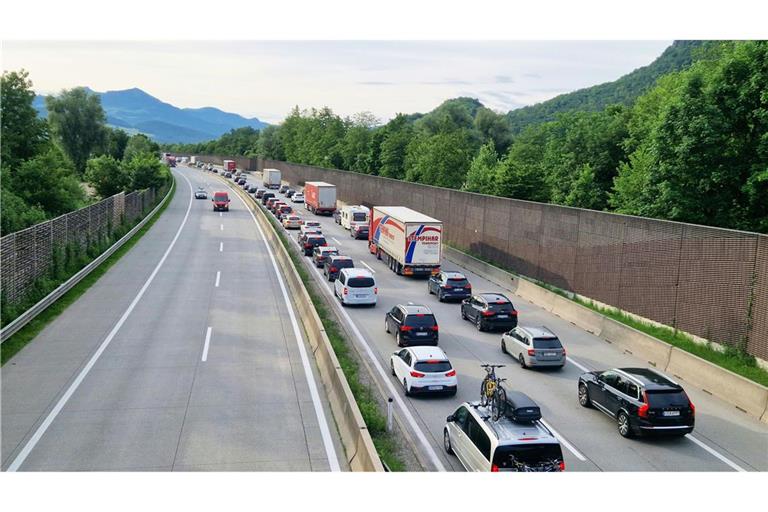 Auf der Tauernautobahn hat sich ein 45 Kilometer langer Stau gebildet.