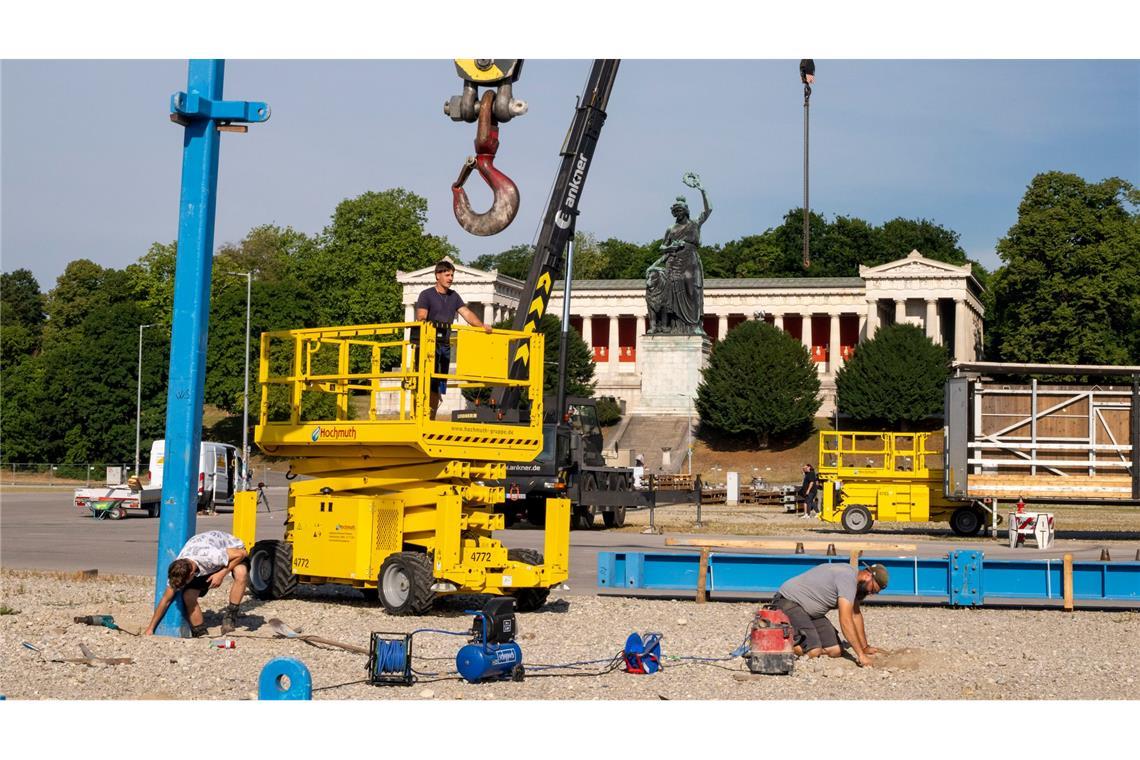 Wiesn-Fieber mit Wackelkontakt - "Vorfreude steigt" Auf der Theresienwiese unterhalb der Bavaria läuft der Aufbau der Zelte. (Archivfoto)