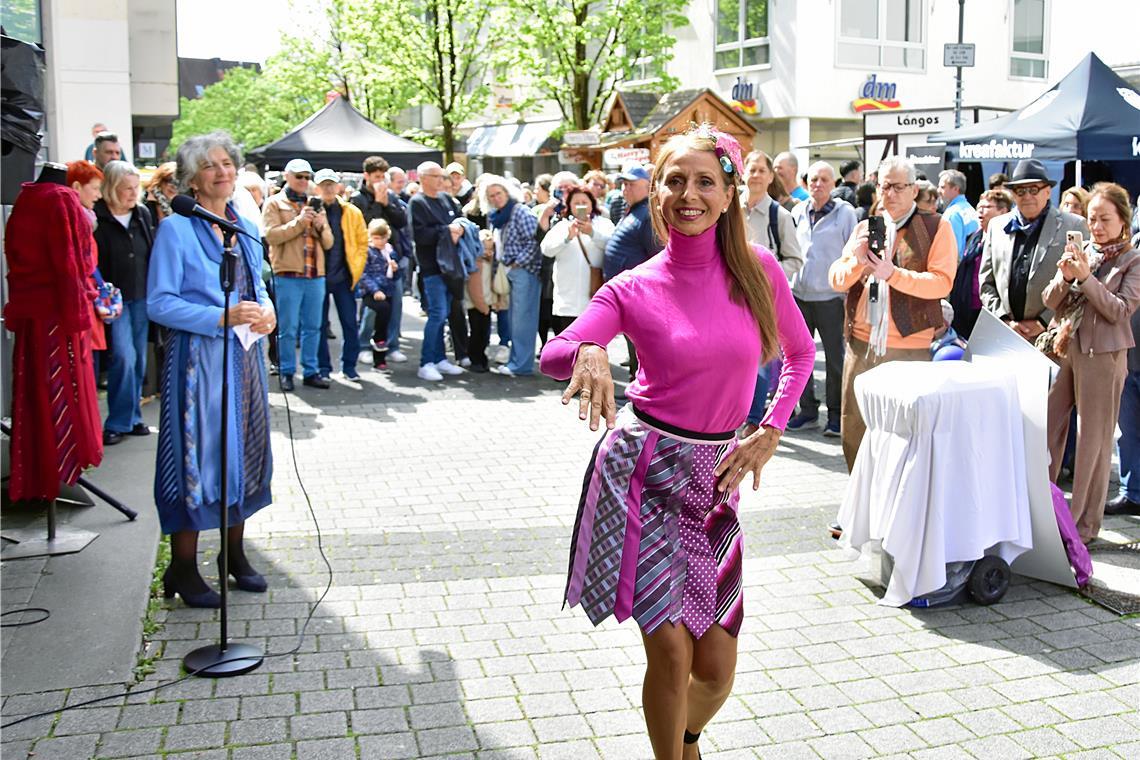 Auf der Treppe zur Grabenstraße gibt es eine Modenschau mit Krawattenröcken.Tulp...