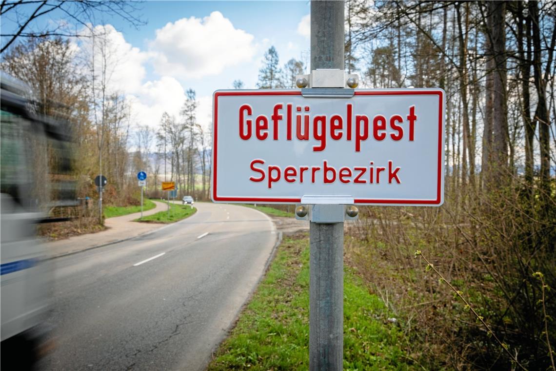 Auf der Verbindungsstraße nach Steinbach weist ein Schild darauf hin, dass hier der Geflügelpest-Sperrbezirk beginnt.Foto: A. Becher