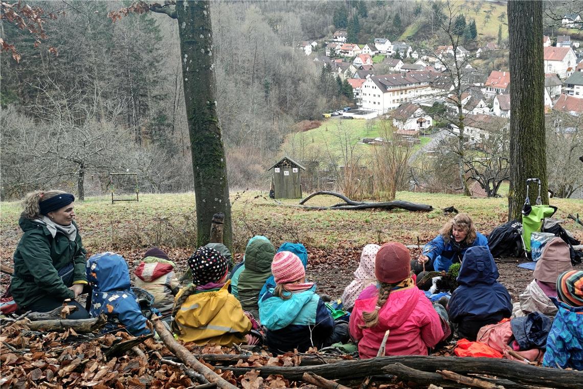 Ein Wintertag im Waldkindergarten Auf der „Vogelterrasse“ lauschen die Kinder gespannt, was Erzieherin Christiane Wanning erzählt. Fotos: privat