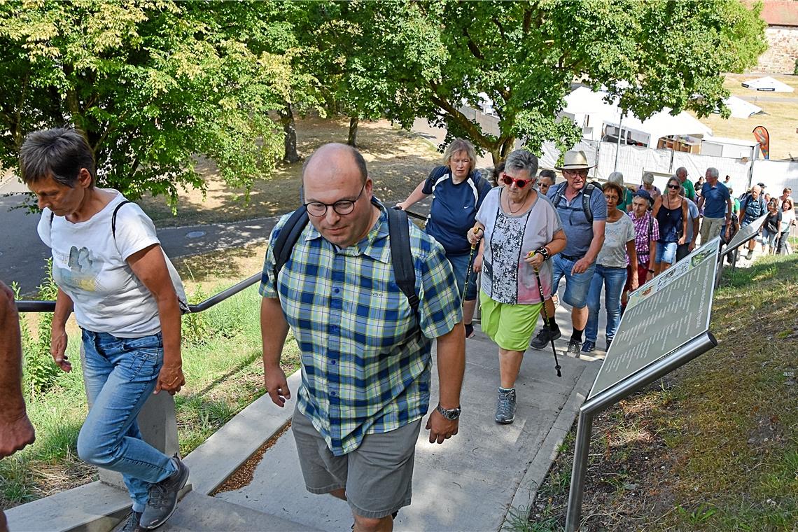 BKZ-Wandertag: In Murrhardt durch Wald und wildromantische Klingen Auf der wiederaufgebauten Pilgerstaffel, zu deren Geschichte Bürgermeister Armin Mößner (vorne) einige Stichworte gibt, geht es zur Walterichskirche und später weiter durch den Stadtgarten in Richtung Wald. Fotos: Tobias Sellmaier