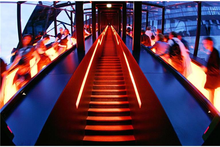 Auf der Zeche Zollverein in Essen befindet sich die längste freistehende Rolltreppe Deutschlands: zwei Gangways mit je 250 Stufen, 58 Meter lang, 90 Sekunden Fahrzeit.