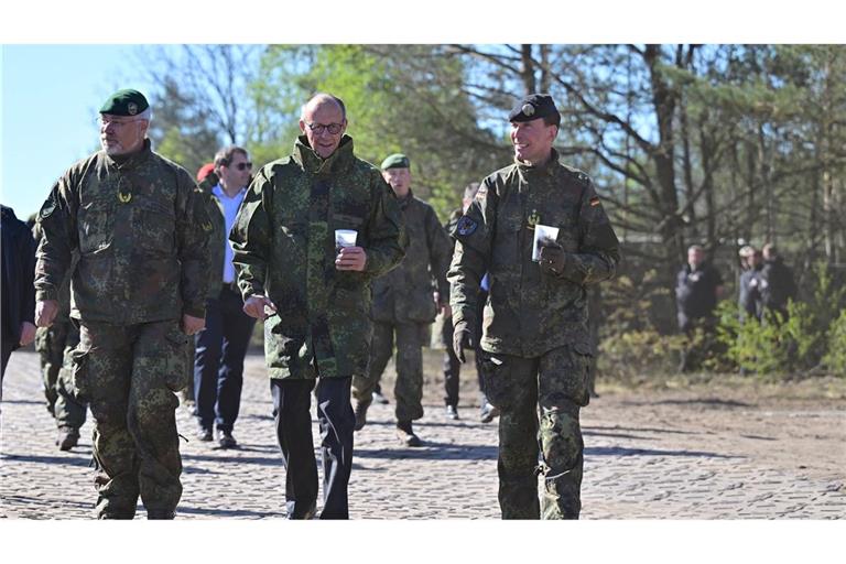 Auf die Ankündigung einer möglichen Reduzierung von US-Truppen in Deutschland durch Präsident Donald Trump ging Bundeskanzler Friedrich Merz (Mitte) bei einem Truppenbesuch im niedersächsischen Munster nicht näher ein.