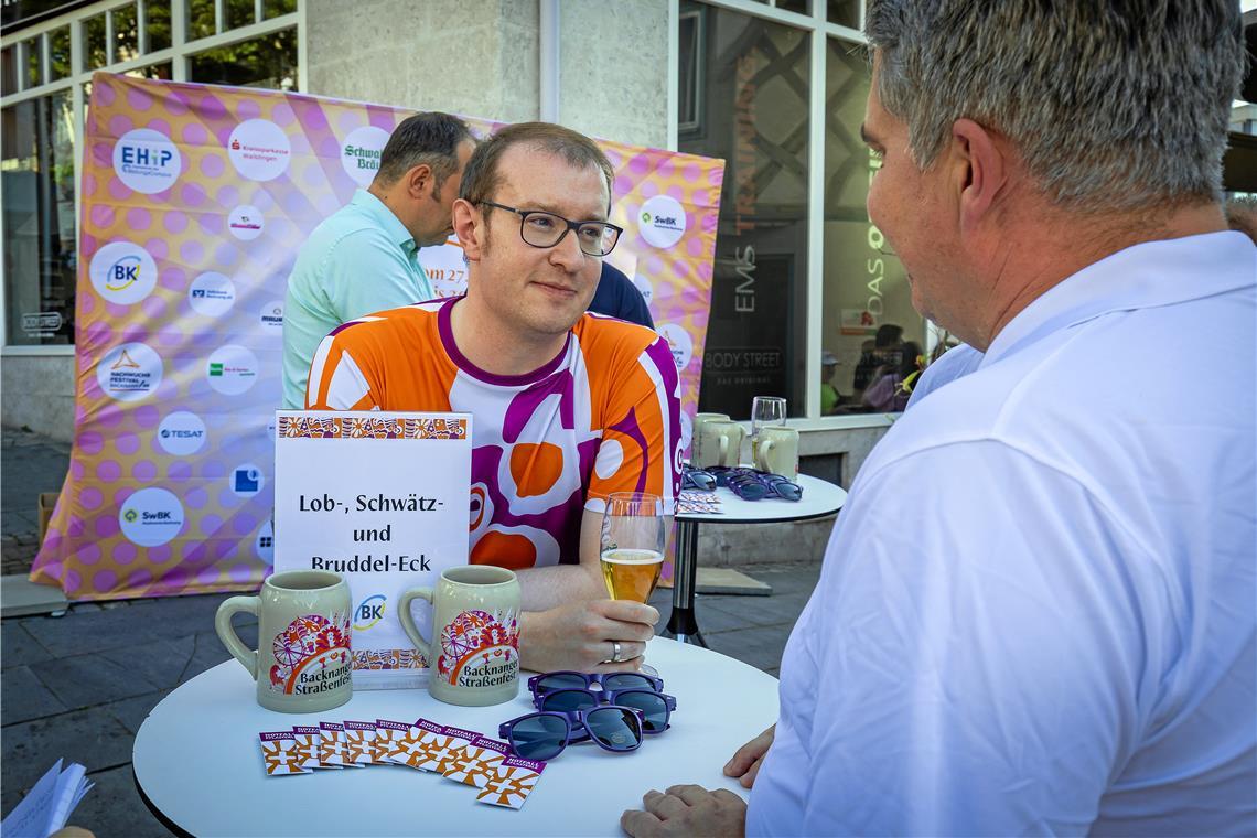 Die Bierkrüge sind das Thema Nummer eins Auf die Bierkrüge vor ihm wird OB Maximilian Friedrich öfter angesprochen. Foto: Alexander Becher