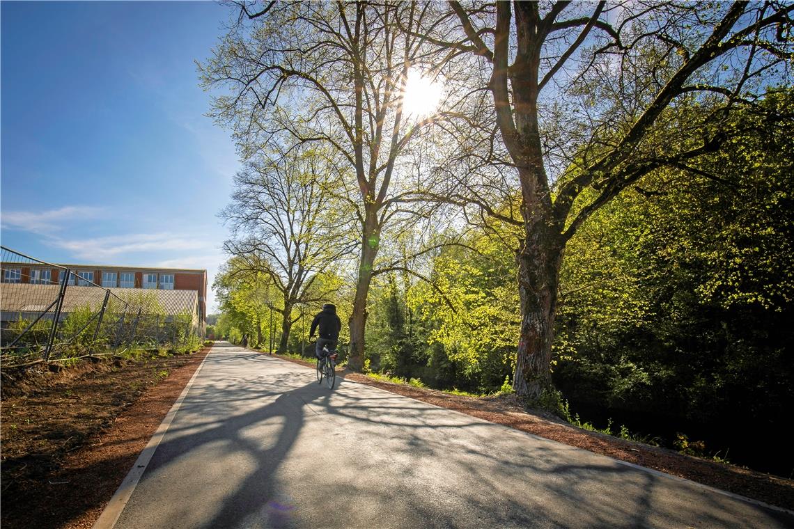 Auf die Fertigstellung des sanierten Wegs Obere Walke haben viele Radfahrer und Fußgänger lange gewartet. Der Eindruck der ersten Nutzer ist eindeutig: Der neue Weg einschließlich der geänderten Uferböschung ist prächtig geworden. Foto: A. Becher