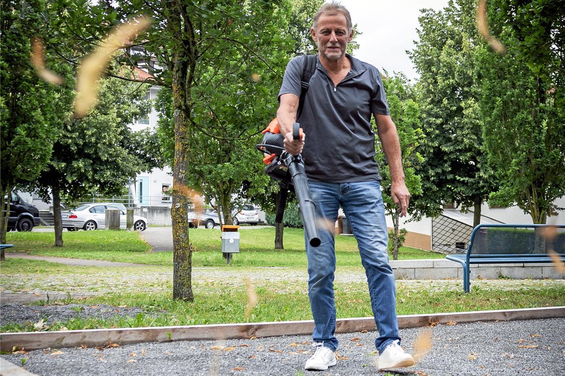 Beim neuen Ortsvorsteher steht der Teamgedanke im Vordergrund Auf die neue Bouleanlage am Vernoscer Platz ist Wolfgang Rall stolz und hält sie gut in Schuss. Foto: Alexander Becher
